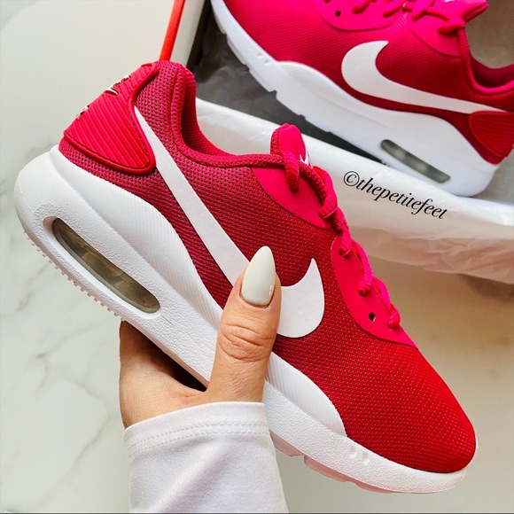 air max oketo on feet